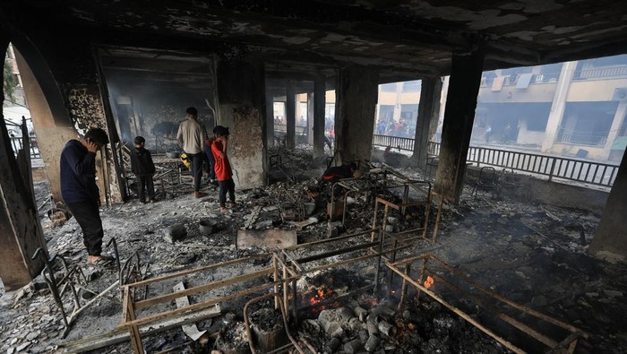 Serangan Israel Hantam Sekolah Pengungsian di Gaza Palestinians inspect the damage at a school sheltering displaced people, following an Israeli strike, in Gaza City, April 23, 2025. REUTERS/Dawoud Abu Alkas Gosip Internasional