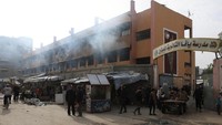 Warga Palestina berkumpul di luar sekolah yang menampung orang-orang terlantar, setelah serangan Israel, di Kota Gaza, Rabu (23/4/2025). Otoritas kesehatan setempat menyebut sedikitnya 10 warga Palestina tewas dalam serangan itu.