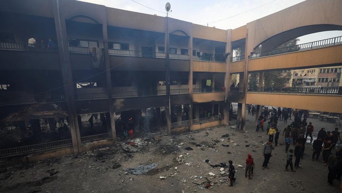 Serangan Israel Hantam Sekolah Pengungsian di Gaza Palestinians inspect the damage at a school sheltering displaced people, following an Israeli strike, in Gaza City, April 23, 2025. REUTERS/Dawoud Abu Alkas