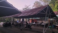 1. Terpantau, sebelum pukul 05.34 WIB sejumlah peserta UTBK 2025 telah berdatangan di lokasi Departemen Ekonomika Dan Bisnis Sekolah Vokasi UGM. Salah satu orang tua bernama Sarwo asal Yogyakarta mengatakan berangkat dari rumah setelah subuh. (Kami berangkat) habis subuh, ujar salah satu orang tua bernama Sarwo kepada detikEdu (23/4/2025). Foto: Novia Aisyah/detikEdu
