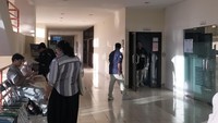 6. Tampak petugas menata tempat duduk agar peserta dapat menunggu sebelum masuk ruang ujian. Sejumlah peserta juga berkumpul untuk menunggu. Foto: Novia Aisyah/detikEdu