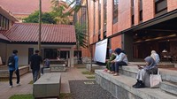 4. Tidak Bawa Alat TulisFani mengatakan peserta dilarang untuk membawa alat tulis sendiri saat mengikuti tes. Untuk melakukan perhitungan matematika nanti, Fani mengatakan panitia UTBK akan menyiadakan alat tulis.Kita [peserta] nggak boleh bawa. Nanti alat coret-coretannya disediain panitia, katanya. Foto: Nikita Rosa/Detikedu