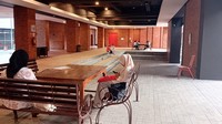 2. Para peserta terlihat mengenakan pakaian formal dan bersepatu. Mereka juga membawa dokumen yang wajib dibawa seperti kartu peserta UTBK dan identitas diri./Foto: Nikita Rosa/Detikedu