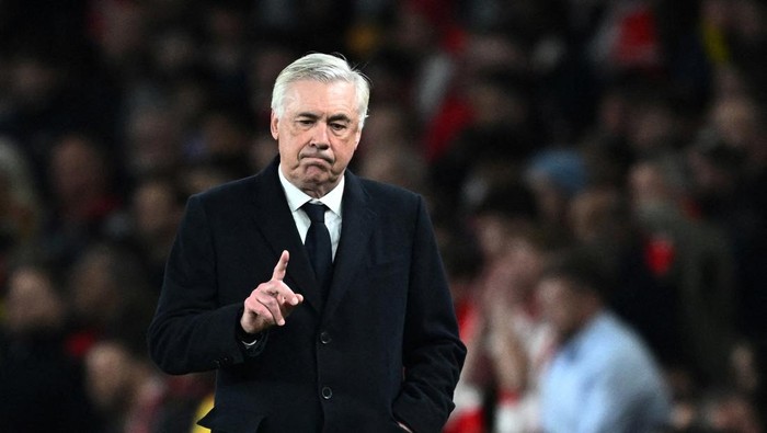 FILE PHOTO: Soccer Football - Champions League - Quarter Final - First Leg - Arsenal v Real Madrid - Emirates Stadium, London, Britain - April 8, 2025 Real Madrid coach Carlo Ancelotti REUTERS/Dylan Martinez/File Photo