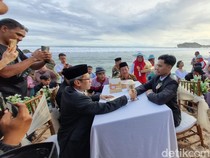 9 Pasangan Nikah Bareng di Pantai Sundak Gunungkidul, Maharnya Kelapa Muda
