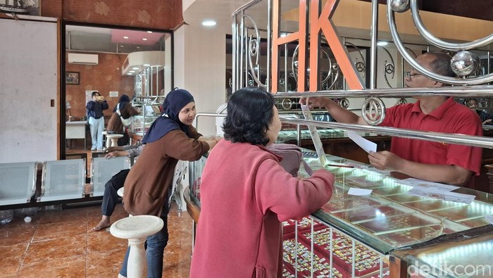 Suasana jual beli emas di Pusat Jual Beli Emas Batangan Hakabe Gold Jewelry, Demangan, Kota Jogja, Rabu (23/4/2025).