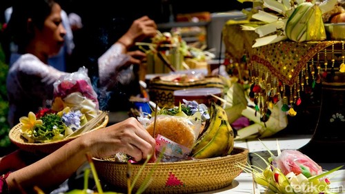 Umat Hindu tengah merayakan Hari Raya Galungan hari ini bertepatan dengan Rabu Kliwon Wuku Dungulan. Perayaan ini rutin digelar setiap enam bulan sekali berdasarkan kalender Bali.
