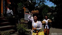 Suasana khidmat dan sakral begitu terasa ketika doa-doa dilantunkan secara serentak oleh para umat.  