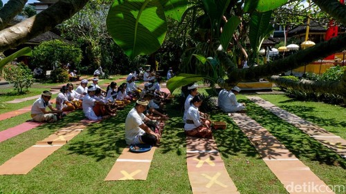 Umat Hindu tengah merayakan Hari Raya Galungan hari ini bertepatan dengan Rabu Kliwon Wuku Dungulan. Perayaan ini rutin digelar setiap enam bulan sekali berdasarkan kalender Bali.