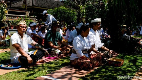 Umat Hindu tengah merayakan Hari Raya Galungan hari ini bertepatan dengan Rabu Kliwon Wuku Dungulan. Perayaan ini rutin digelar setiap enam bulan sekali berdasarkan kalender Bali.