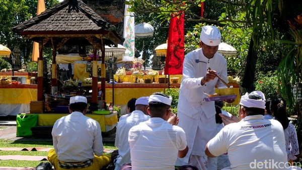 Suasana Khidmat Galungan di Pura Amerta Jati Depok