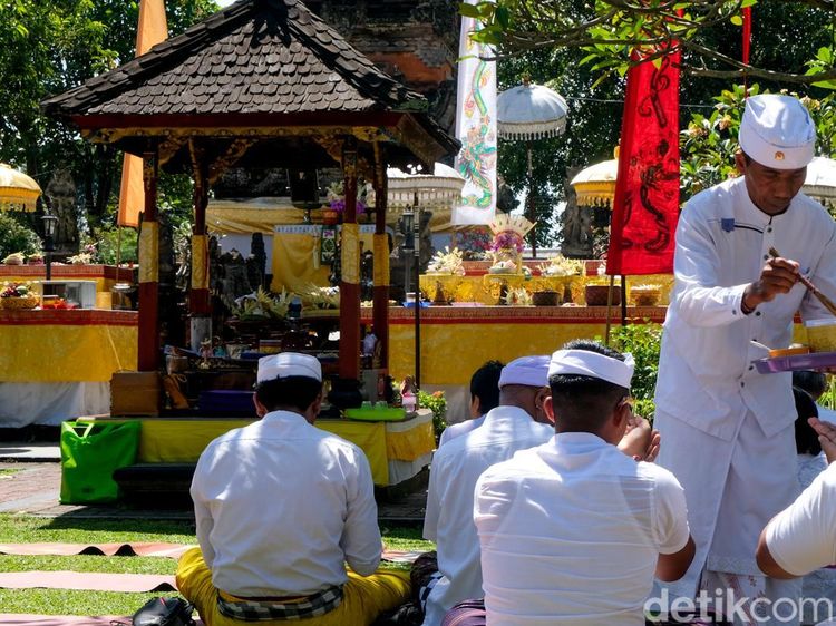 Suasana Khidmat Galungan di Pura Amerta Jati Depok
