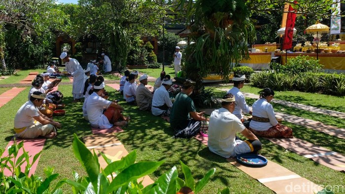 Umat Hindu tengah merayakan Hari Raya Galungan hari ini bertepatan dengan Rabu Kliwon Wuku Dungulan. Perayaan ini rutin digelar setiap enam bulan sekali berdasarkan kalender Bali.