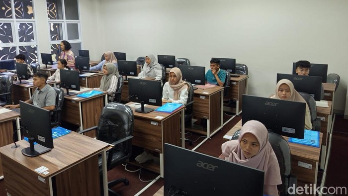 Suasana pelaksanaan Ujian Tulis Berbasis Komputer (UTBK) di Universitas Tidar Magelang, Rabu (23/4/2025).