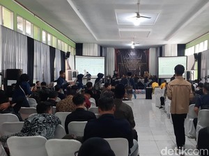 Pleno Terbuka Rekapitulasi PSU Tasikmalaya Diwarnai Protes-Demo