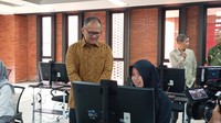 Pelaksanaan UTBK hari pertama di FH UI ini turut dikunjungi oleh Direktur Jenderal Pendidikan Tinggi (Dirjen Dikti), Khairul Munadi. Khairul berpesan agar peserta tidak cemas saat mengerjakan soal.Tetap tenang, jangan khawatir, kerjakan sesuai dengan waktu dan yang bisa. Lakukanlah yang terbaik. Sekali lagi selamat mengikuti ujian. Mudah-mudahan yang terbaik untuk kita semua, pesan Khairul. Foto: Nikita Rosa/detikEdu