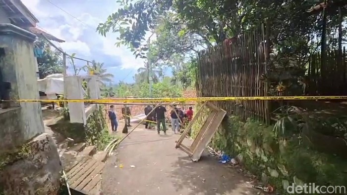 Suasana Desa Mendala yang terdampak tanah gerak