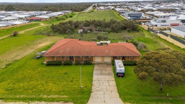 Tanah Super Luas di Hammond Park, Perth