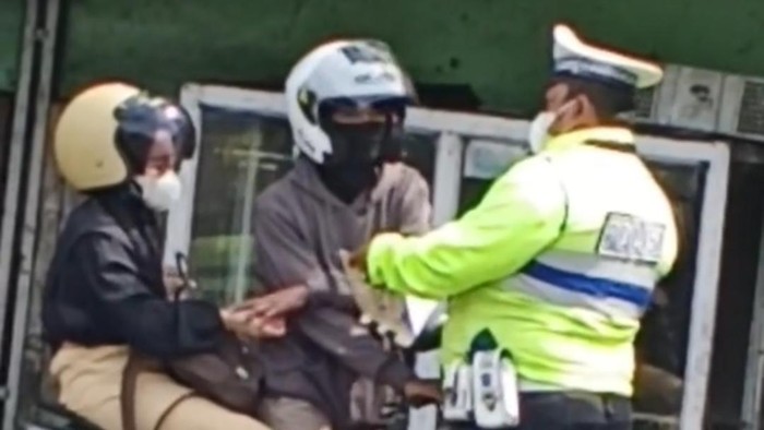 Tangkapan layar video viral oknum polisi pungli pengendara di Sumedang