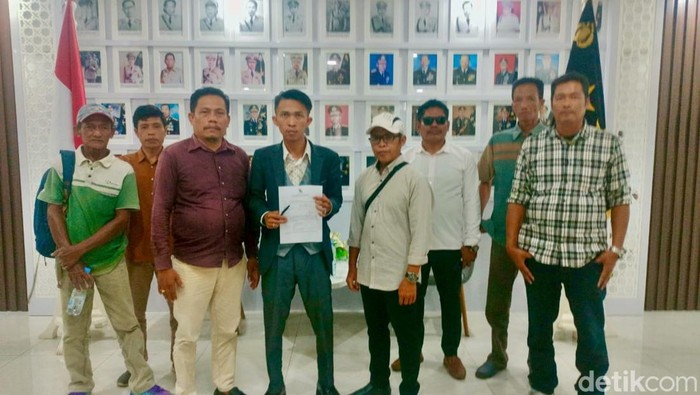 Terlapor, saksi dan warga desa lainnya saat mendatangi Polda Sumsel.