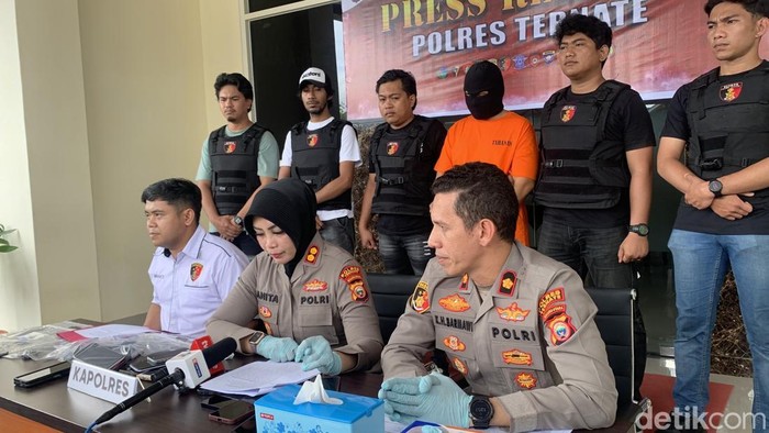 Lurah RA di Ternate ditangkap polisi setelah mencuri 11 handphone untuk melunasi utang. Total kerugian mencapai Rp 15,5 juta.