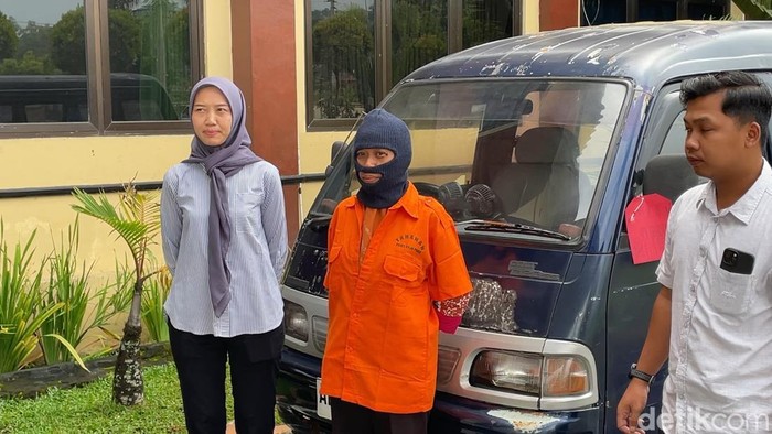 Tersangka korupsi saat dihadirkan dalam rilis kasus di Mapolres Kulon Progo, Rabu (23/4/2025).