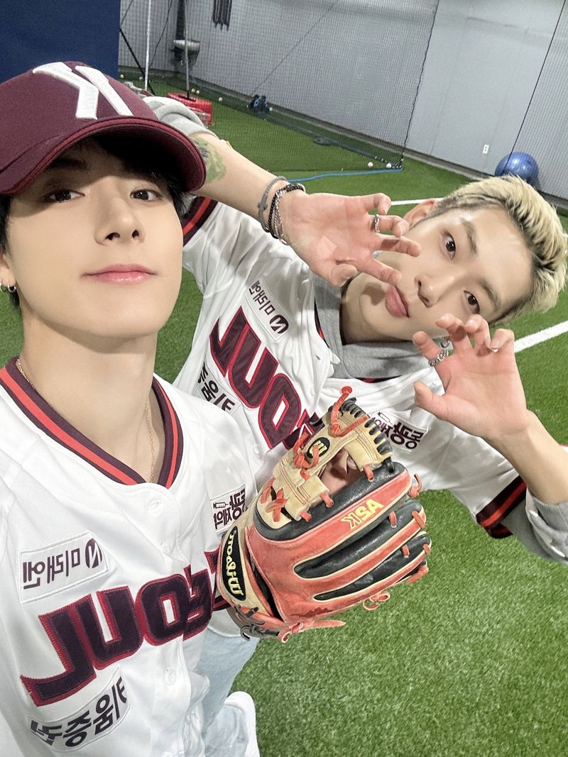 Eric (kiri) dan Kevin (kanan) THE BOYZ.