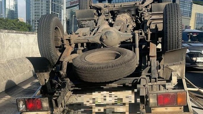 Truk terbalik di JLNT Casablanca Jaksel (dok. TMC Polda Metro)