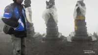 4. Tempat persembahyangan umat Hindu di puncak B29
