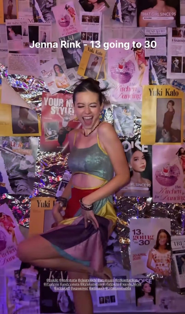 Gelar pesta ulang tahun bertema Y2K, Yuki Kato tampil dengan meniru gaya Jennifer Garner saat menjadi Jenna Rink di film 13 Going On 30. Dengan rambut dicepol, Yuki mengenakan dress warna-warni tali spaghetti yang memiliki cut-out pada bagian perutnya. Ia melengkapi penampilannya dengan beragam aksesori seperti kalung, anting, gelang, dan cincin. Foto: Instagram