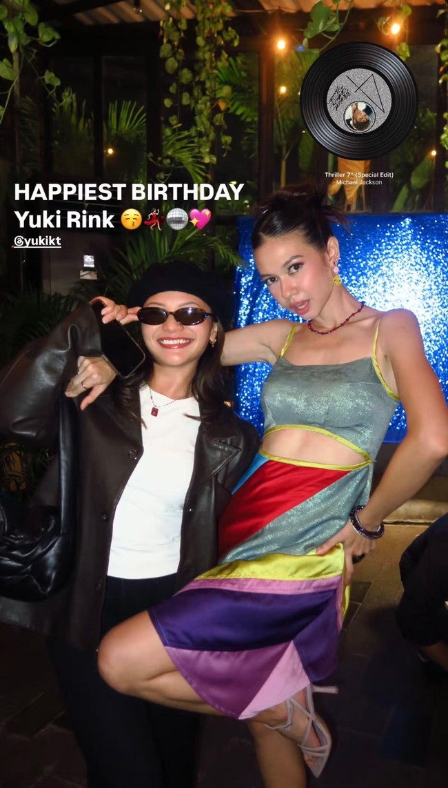 Salah satu sahabat Yuki, Amel Carla juga turut hadir dengan bergaya ala Anna Scott di film Notting Hill. Amel kenakan kaos putih dipadukan dengan jaket kulit hitam dan topi baret serta kaca mata hitam. Foto: Instagram