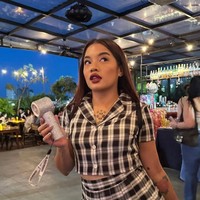 Abigail Cantika juga turut meramaikan pesta ulang tahun Yuki Kato. Ia cosplay menjadi Dionne Davenpart di film Clueless. Setelan kotak-kotak berupa crop top dan rok rempel mini dipadukan dengan kaos kaki panjang di atas lutut. Foto: Instagram