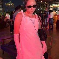 Enzy Storia tampil cantik bergaya seperti Princess Mia di film Princess Diaries. Dress mini putih dipadukan dengan sarung tangan senada dan kaca mata hitam. Tak lupa untuk melengkapinya Enzy juga memakai mahkota di atas kepalanya dan headphone kabelnya. Foto: Instagram