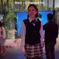 Ify Alyssa memilih bergaya mirip tokoh Rory di film Gilmore Girls. Ia memadukan kemeja putih lengan panjang dengan vest, dasi, rok kotak-kotak, dan stoking hitam. Foto: Instagram