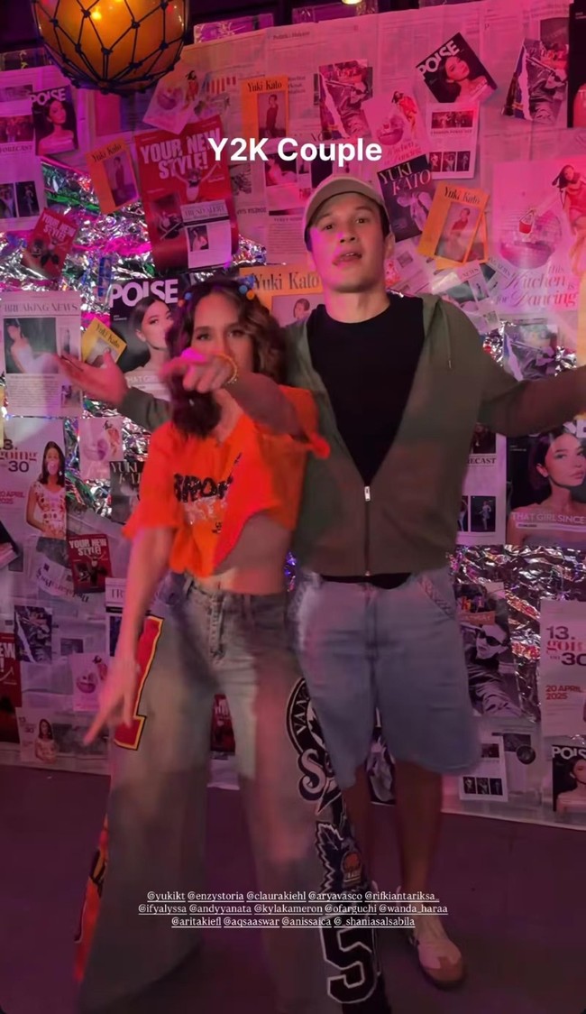 Cinta Laura hadir bersama kekasihnya, Arya Vasco. Keduanya tampil dengan gaya couple Y2K ala mereka. Cinta memadukan kaos crop top oranye dengan celana jeans biru muda. Sementara Arya Vasco kenakan kaos hitam dipadukan dengan celana panjang jeans biru muda dan jaket. Foto: Instagram