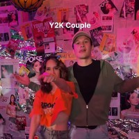 Cinta Laura hadir bersama kekasihnya, Arya Vasco. Keduanya tampil dengan gaya couple Y2K ala mereka. Cinta memadukan kaos crop top oranye dengan celana jeans biru muda. Sementara Arya Vasco kenakan kaos hitam dipadukan dengan celana panjang jeans biru muda dan jaket. Foto: Instagram