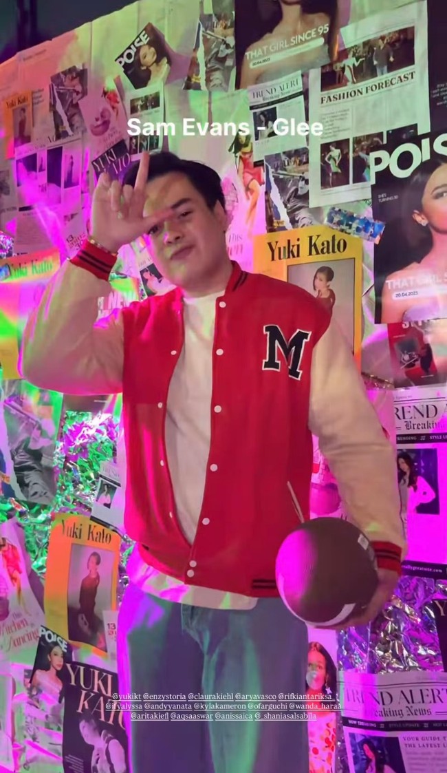 Jeje Soekarno turut hadir dengan bergaya meniru tokoh Sam Evans di serial Glee. Ia mengenakan kaos putih dipadukan dengan celana jeans biru dan varsity merah. Foto: Instagram