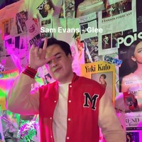 Jeje Soekarno turut hadir dengan bergaya meniru tokoh Sam Evans di serial Glee. Ia mengenakan kaos putih dipadukan dengan celana jeans biru dan varsity merah. Foto: Instagram