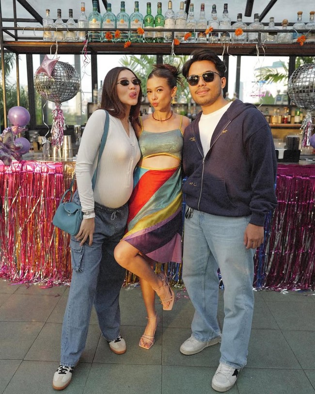 Aaliyah Massaid bersama suaminya, Thariq Halilintar juga turut hadir. Aaliyah tampil simpel dengan kaos long sleeve putih dipadukan dengan celana panjang jeans. Terlihat baby bump di perutnya yang sudah semakin besar. Foto: Instagram