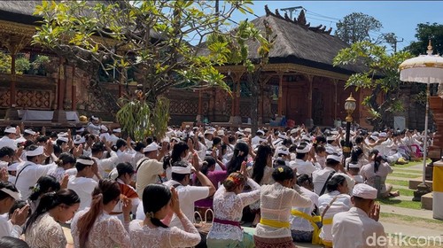 Umat Hindu di Bali melakukan sembahyang pada Hari Raya Galungan di Pura Agung Jagatnatha, Denpasar, Rabu (23/4/2025).