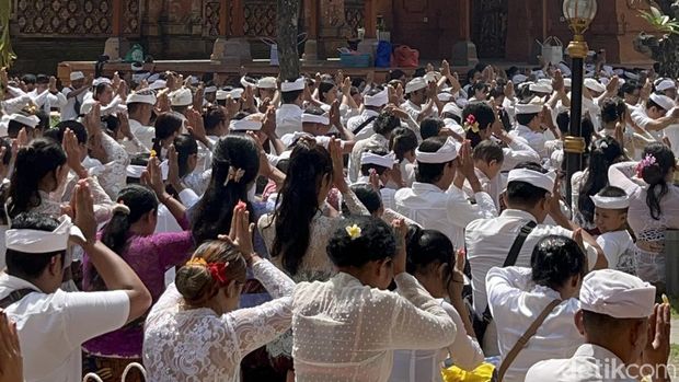 Umat Hindu di Bali melakukan sembahyang pada Hari Raya Galungan di Pura Agung Jagatnatha, Denpasar, Rabu (23/4/2025).