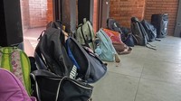 Para peserta terlihat mengenakan baju formal, bersepatu dan membawa berkas identitas diri yang diwajibkan. Setelah memasuki ruangan, para peserta menaruh tas di depan ruangan. Foto: Nikita Rosa/detikEdu