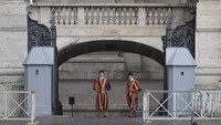 Pasukan Pontifical Swiss Guard berdiri dengan formasi lengkap saat jenazah Paus Fransiskus tiba di Vatikan pada Rabu, 23 April 2025. AP/Andrew Medichini
