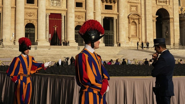 Vatican Pope Pontifical Swiss guards stand in St. Peter's Square before the arrival of the body of Pope Francis, who will lie in state at St. Peter's Basilica for three days, at the Vatican, Wednesday, April 23, 2025. (AP Photo/Andreea Alexandru)