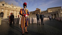 Pengawal Swiss berjaga di Lapangan Santo Petrus menjelang kedatangan jenazah Paus Fransiskus untuk disemayamkan di Basilika Vatikan,Vatikan, Rabu (23/4/2025). AP Photo/Andreea Alexandru
