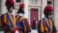 Paus Fransiskus akan disemayamkan di Basilika Santo Petrus selama tiga hari sebelum prosesi pemakaman. AP Photo/Andrew Medichini