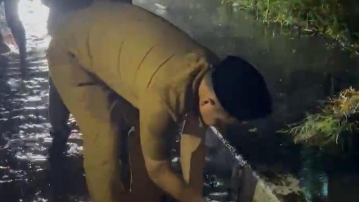 Wali Kota Pekanbaru, Agung Nugroho meninjau lokasi banjir di Jalan Arifin Ahmad, dini hari tadi. (dok. Istimewa)