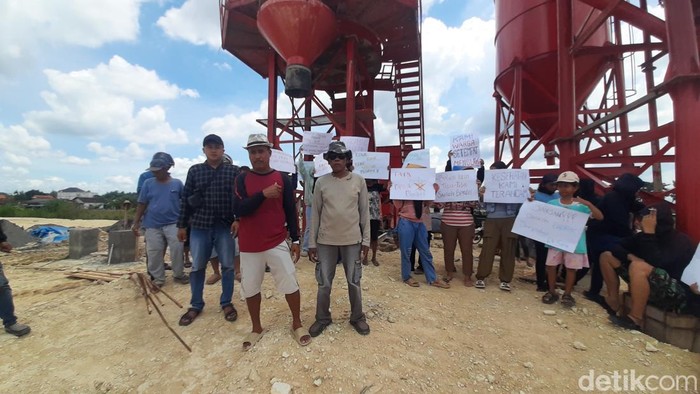 Warga Desa Gadingrejo Kecamatan Juwana, Pati menggelar aksi depan pabrik cor beton karena merasa terdampak pencemaran lingkungan, Rabu (23/4/2025).
