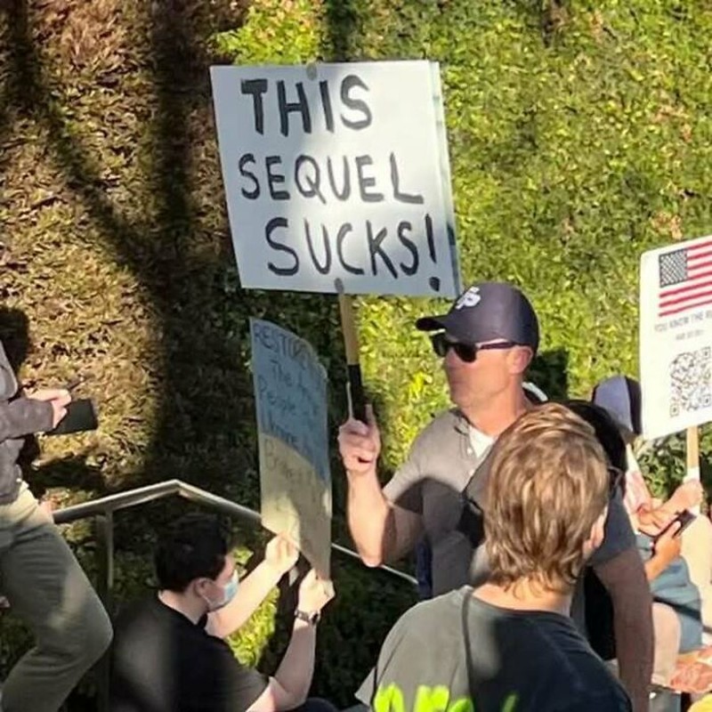 Meme buatan warganet dunia ini menyindir kapitalisme yang terjadi di sejumlah tempat. Dari berikut ini, mana yang paling jleb?