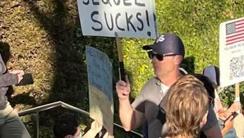 Sudah muak. Foto: Guillotinesforbillionaires via Bored Panda